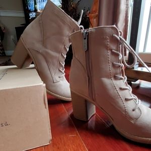 NEW with Box, Sz 8, High Ankle Booties